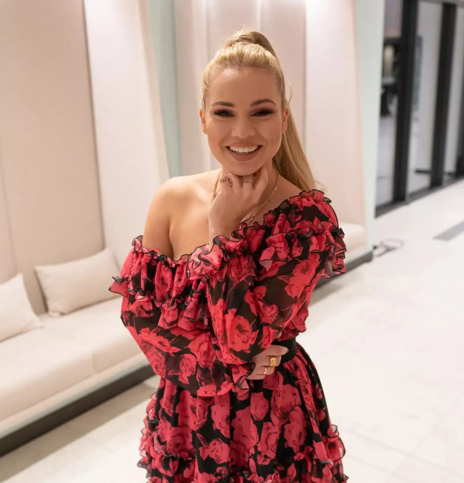 Sylwia Morcinek najpiękniejszą kobietą w branży disco polo? Zobacz najnowsze zdjęcia gwiazdy disco polo w czerwonej kwiecistej sukience | ZDJĘCIA